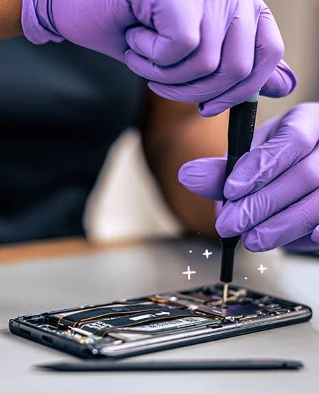 Techniker repariert ein Smartphone